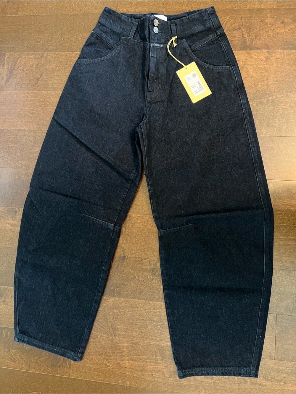 Closed 
Ridge-X Barrel
Leg Jeans